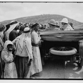Sir Herbert Samuel talking to Palestinian villagers on July 10, 1920. G. Eric & Edith Matson Collection
